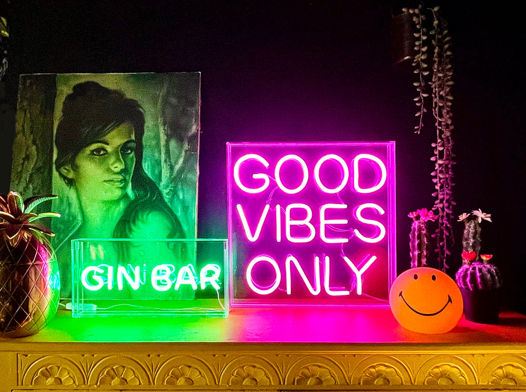 love-frankie-neon-light