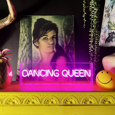 Love Frankie dancing queen neon light in pink