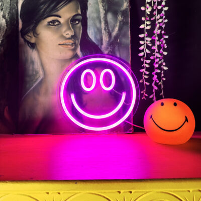 love-frankie-neon-smiley-light-pink