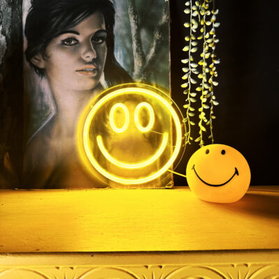 love-frankie-neon-smiley-light-yellow